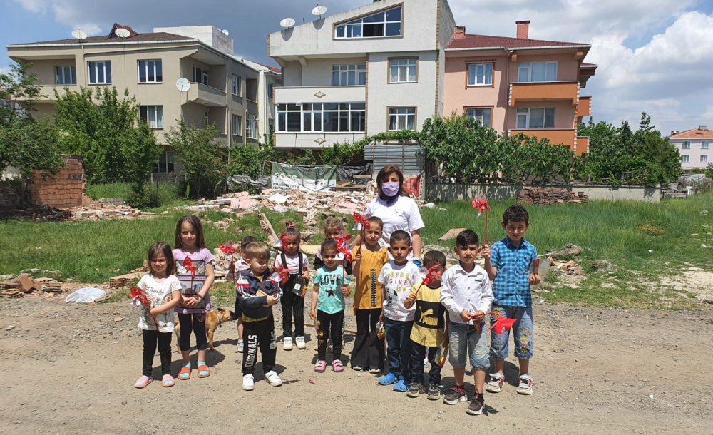 Sokak Sokak Gezip Çocuklara Hediye Dağıttılar 