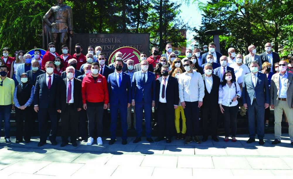 Partiler Anıta Çelenk Sundu 