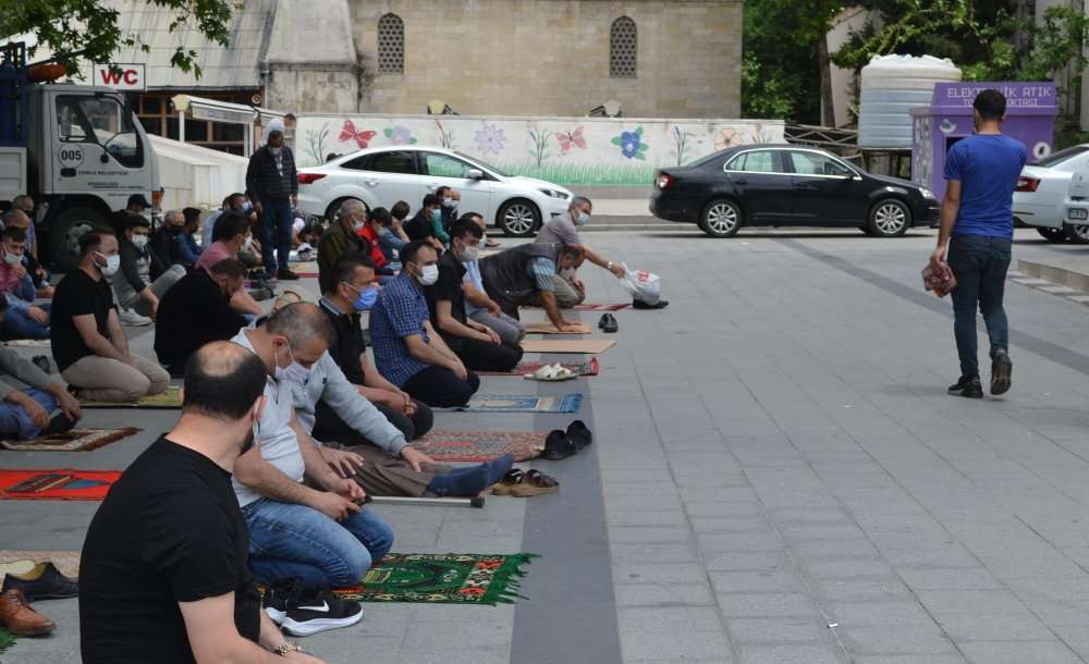 Cuma Namazı Sokağa Taştı