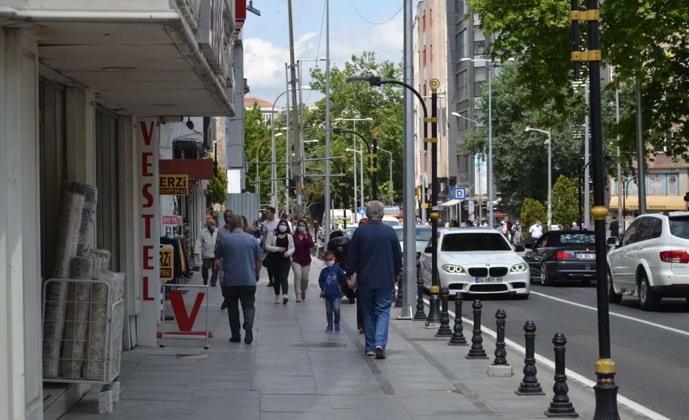 Kalabalıklar Artıyor, Maske Kullanımı Azalıyor 