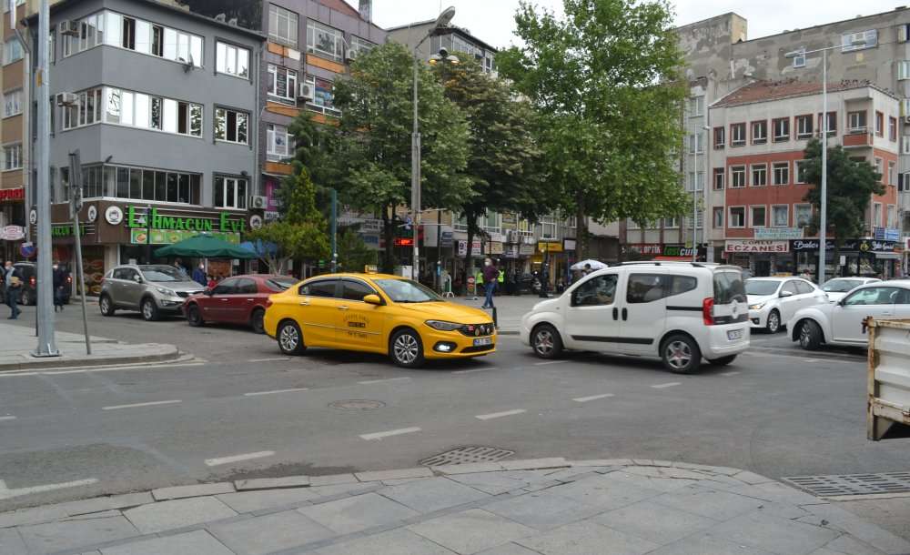 Akıncılar Caddesi'nde Düzenleme İsteyen Vatandaşlar Belediyeye Böyle Tepki Gösterdi:  “Sorun Neden Çözülmüyor?”