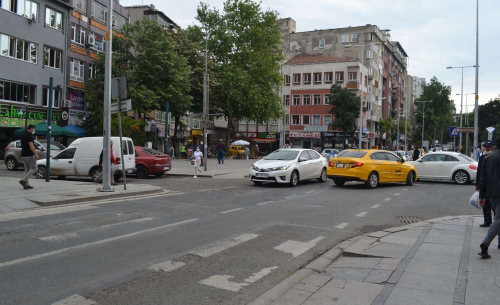 Akıncılar Caddesi'nde Düzenleme İsteyen Vatandaşlar Belediyeye Böyle Tepki Gösterdi:  “Sorun Neden Çözülmüyor?”