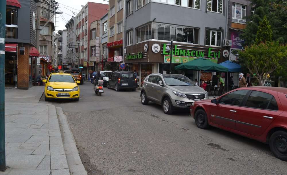 Akıncılar Caddesi'nde Düzenleme İsteyen Vatandaşlar Belediyeye Böyle Tepki Gösterdi:  “Sorun Neden Çözülmüyor?”