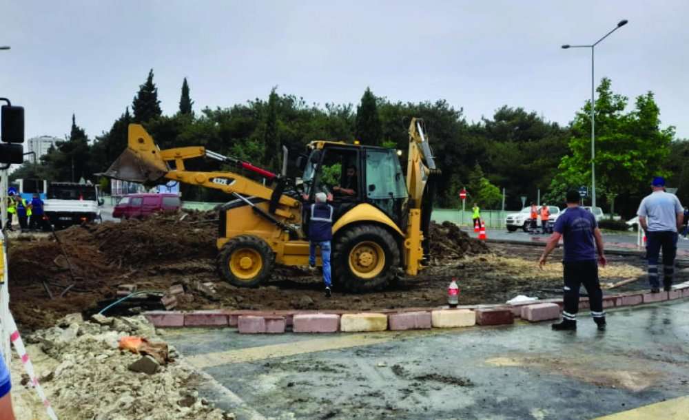 Omurtak Caddesi'ndeki Kavşak Çalışmaları Devam Ediyor 