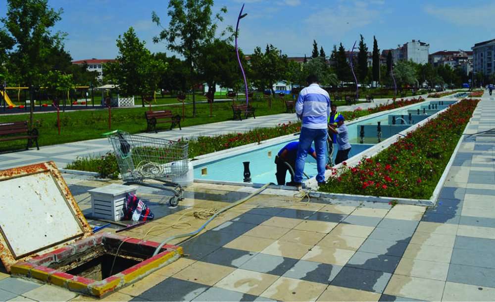 Cumhuriyet Parkı'ndaki Havuzlara Bakım Yapılıyor