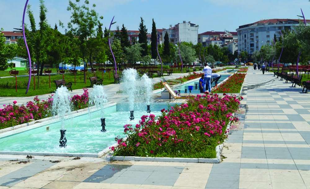 Cumhuriyet Parkı'ndaki Havuzlara Bakım Yapılıyor