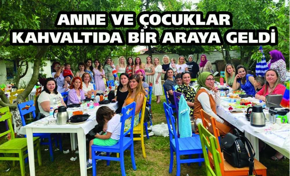 Anne Ve Çocuklar Kahvaltıda Bir Araya Geldi