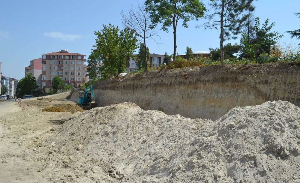 Toprak Kaymasına Karşı İstinat Duvarı Yapılıyor 