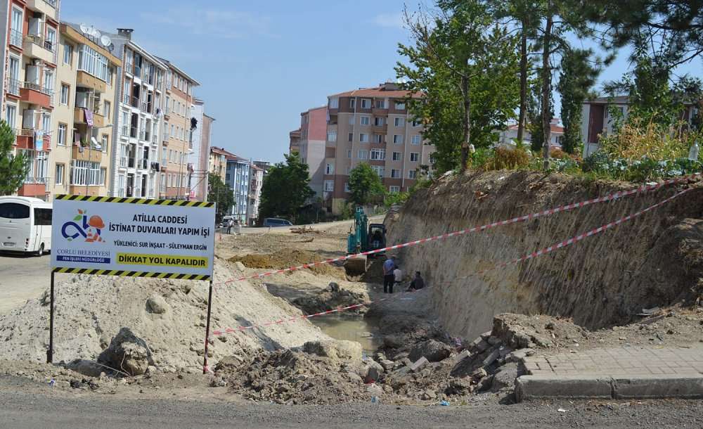 Toprak Kaymasına Karşı İstinat Duvarı Yapılıyor 
