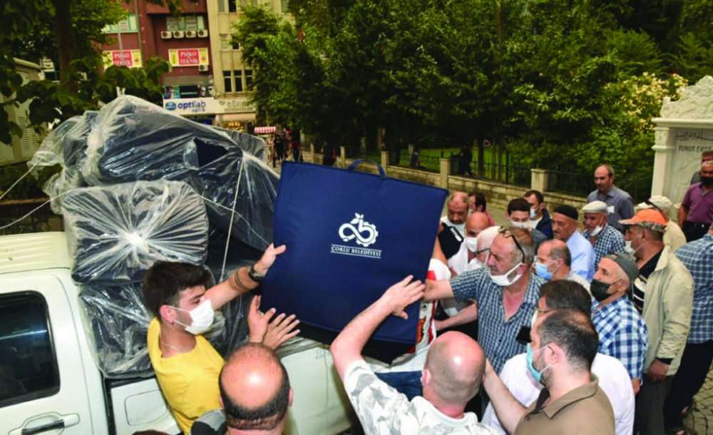 Çorlu Belediyesi Cuma Namazında Seccade Dağıttı