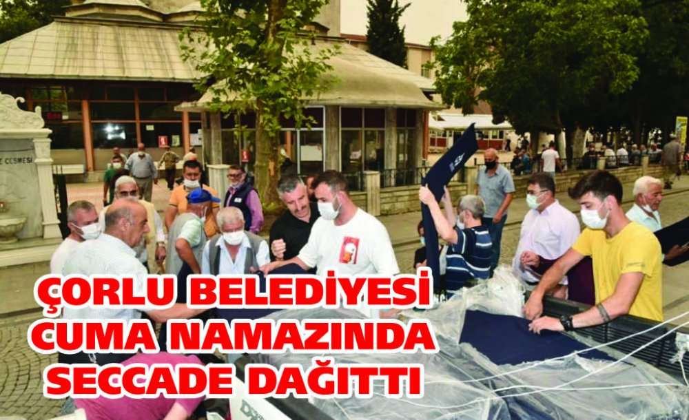 Çorlu Belediyesi Cuma Namazında Seccade Dağıttı