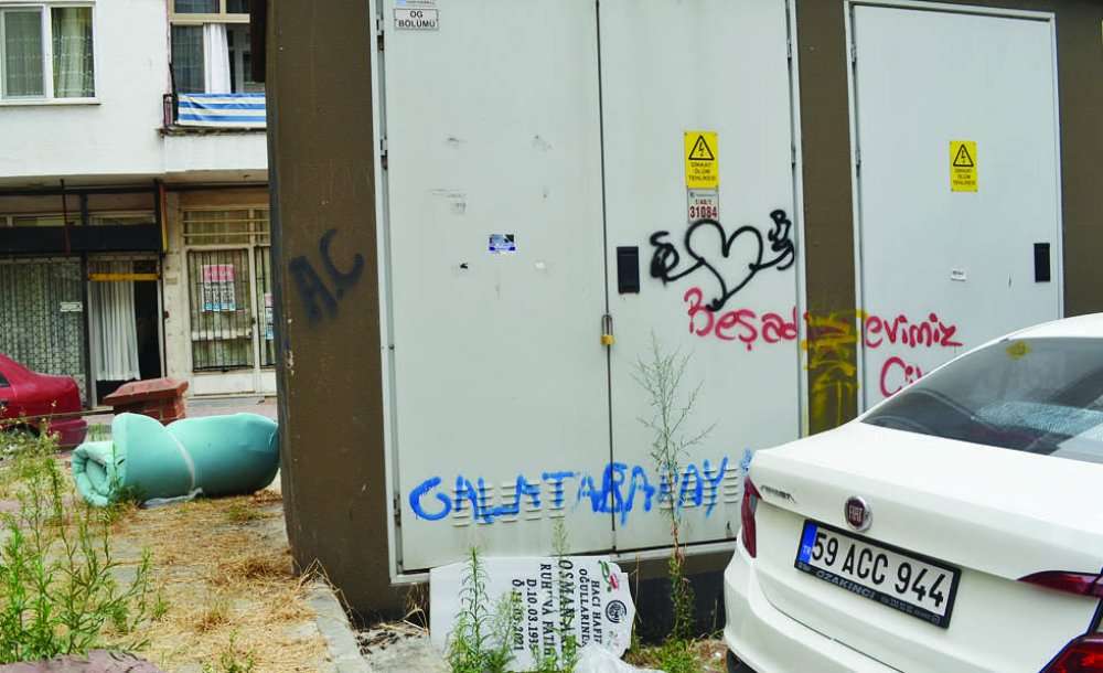 Bu Ne Rezalet, Mezar Taşı Bile Yerlerde!