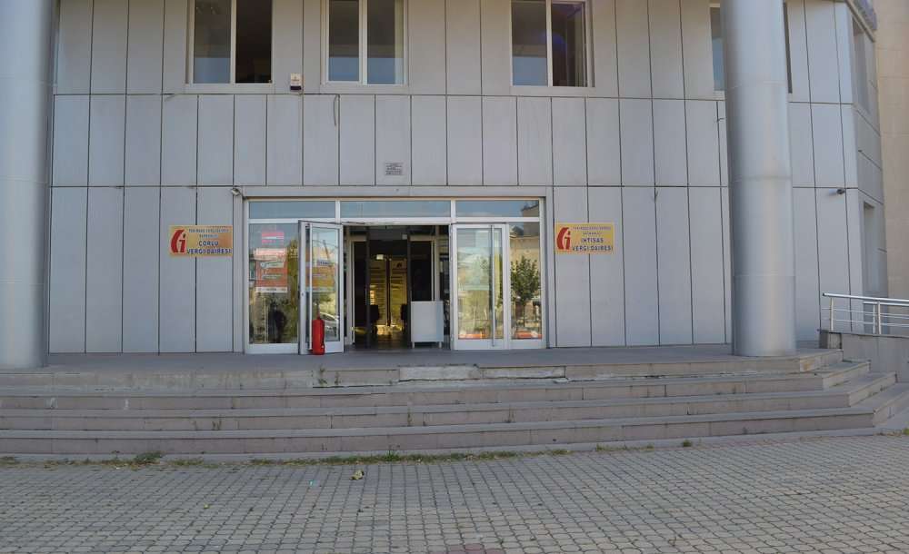 Vatandaşlar Vergi Dairesi'nin Merdivenlerinin Yapılmasını İstedi 