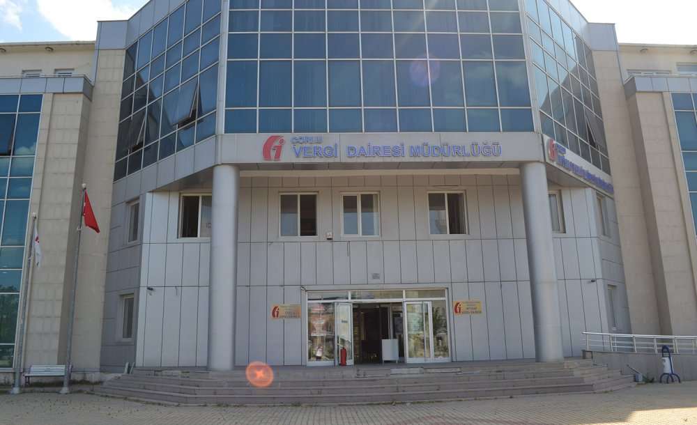 Vatandaşlar Vergi Dairesi'nin Merdivenlerinin Yapılmasını İstedi 