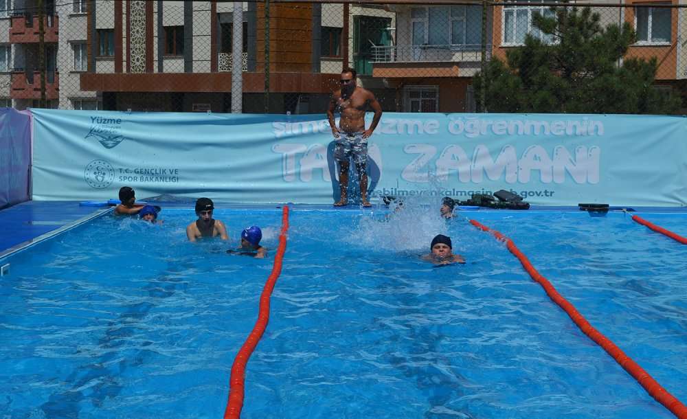 Hem Yüzmeyi Öğrendiler Hem Eğlendiler