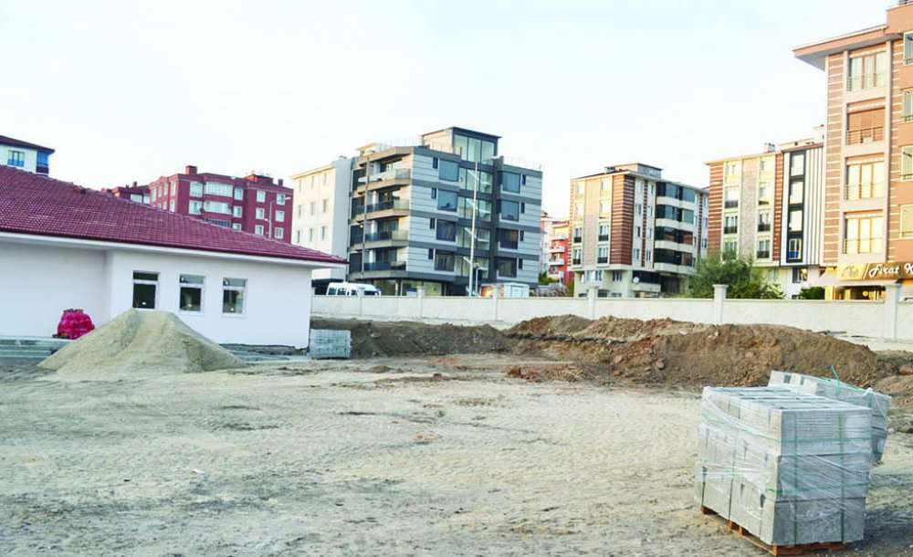 Hayırseverin Yaptırdığı Anaokulunun Bahçe Düzenlemesi Yapılıyor