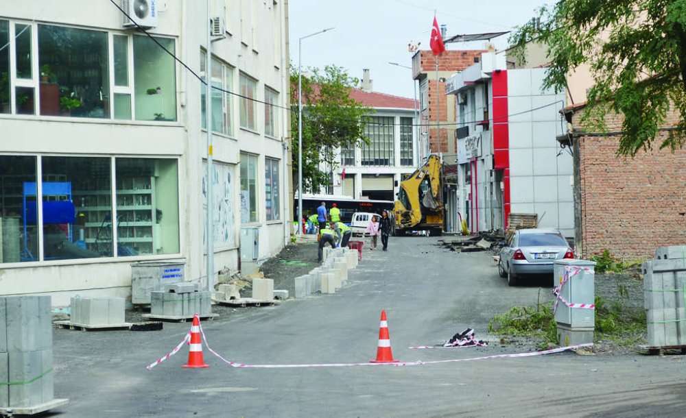 Balık Pazarı Caddesi'nde Kaldırım Çalışmaları Başladı 