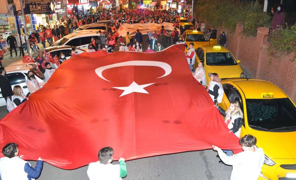 Binlerce Kişi Cumhuriyet İçin Yürüdü 