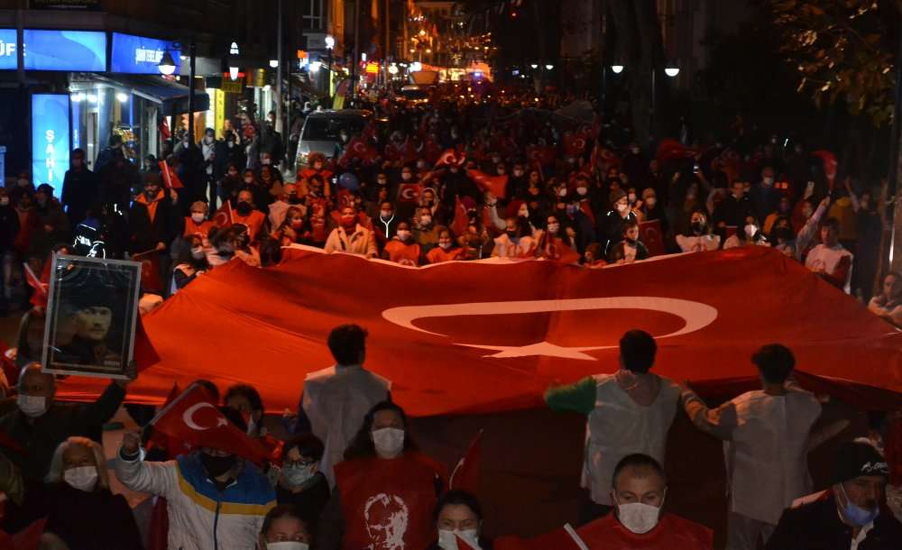 Binlerce Kişi Cumhuriyet İçin Yürüdü 