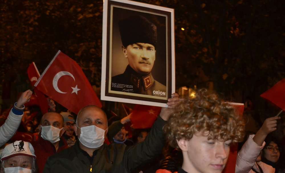 Binlerce Kişi Cumhuriyet İçin Yürüdü 
