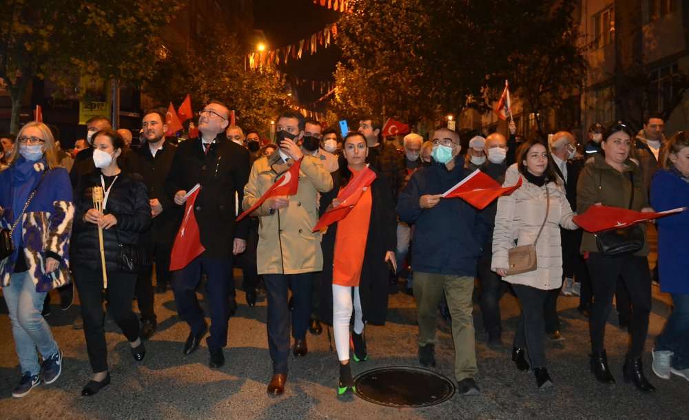 Binlerce Kişi Cumhuriyet İçin Yürüdü 
