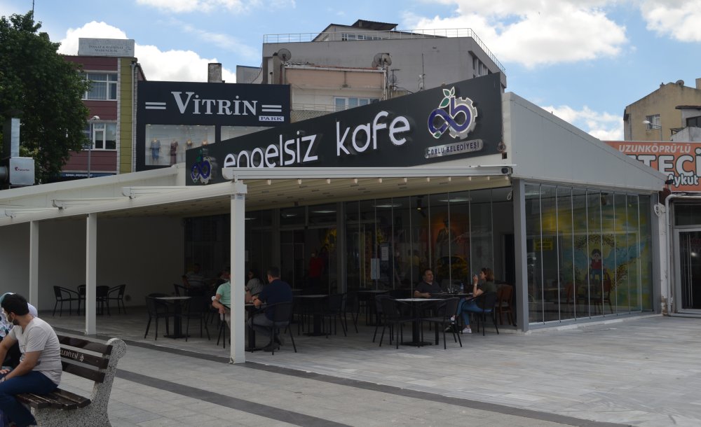 Fırtına Tabelayı Uçurdu 