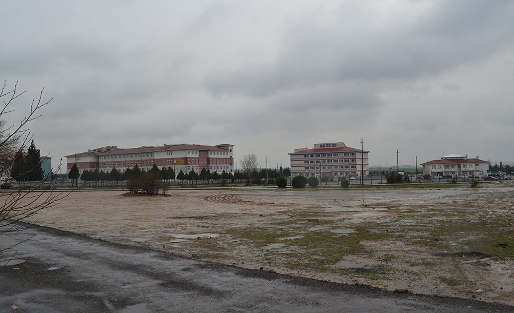 Binlerce Öğrenci Çamura Mahkûm Edildi 