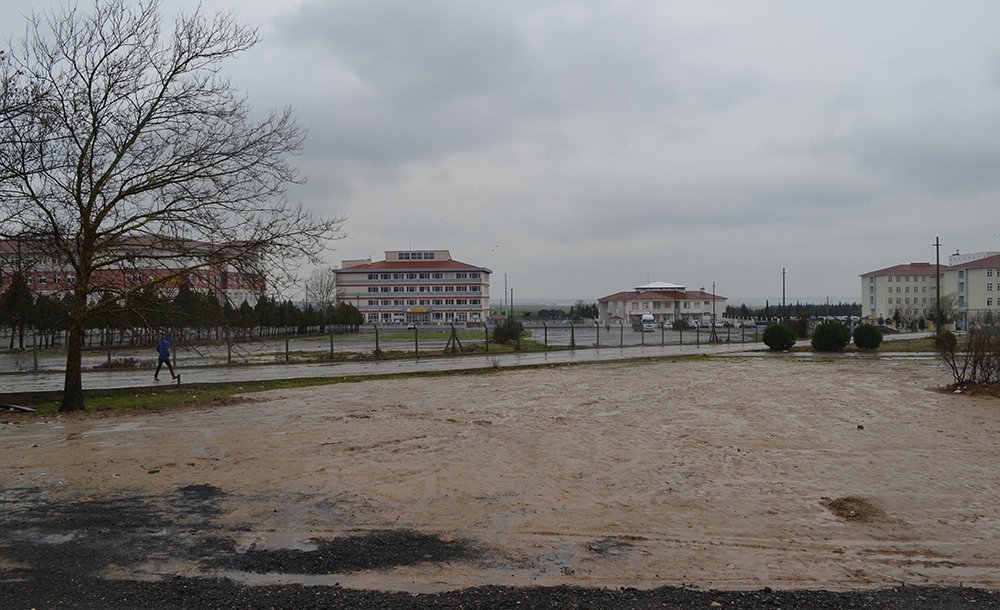 Binlerce Öğrenci Çamura Mahkûm Edildi 