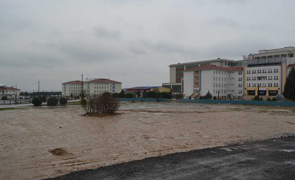 Binlerce Öğrenci Çamura Mahkûm Edildi 