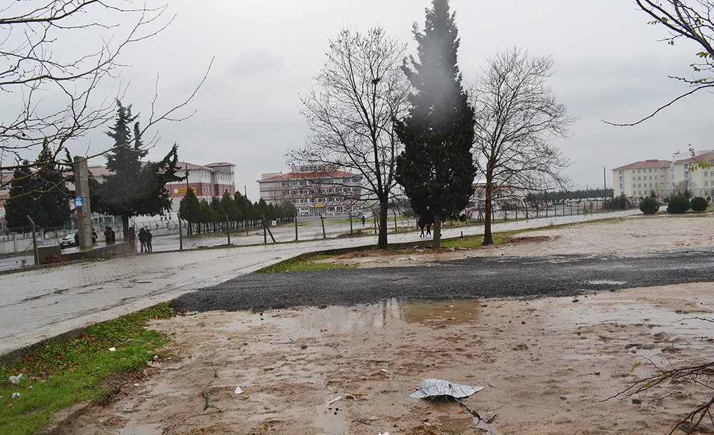 Binlerce Öğrenci Çamura Mahkûm Edildi 