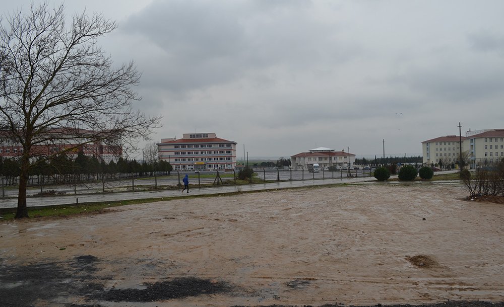 Binlerce Öğrenci Çamura Mahkûm Edildi 