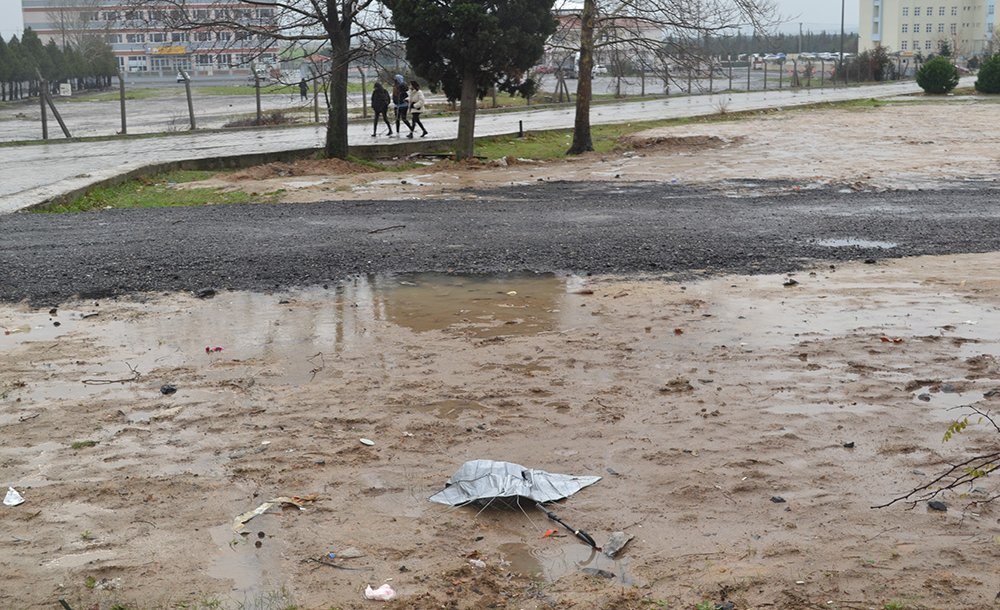 Binlerce Öğrenci Çamura Mahkûm Edildi 