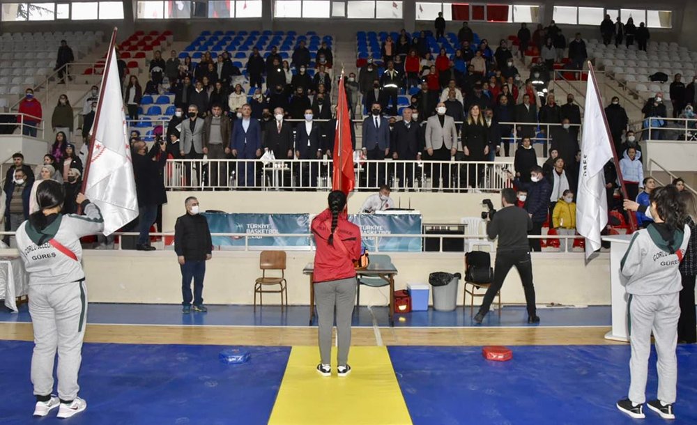Dereceye Giren Güreşçilere Ödülleri Verildi 
