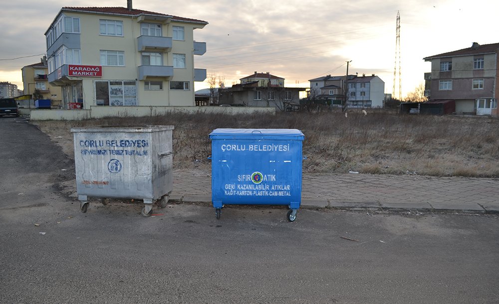 Geri Dönüşüm Kutusuna Evsel Çöpler Atılıyor