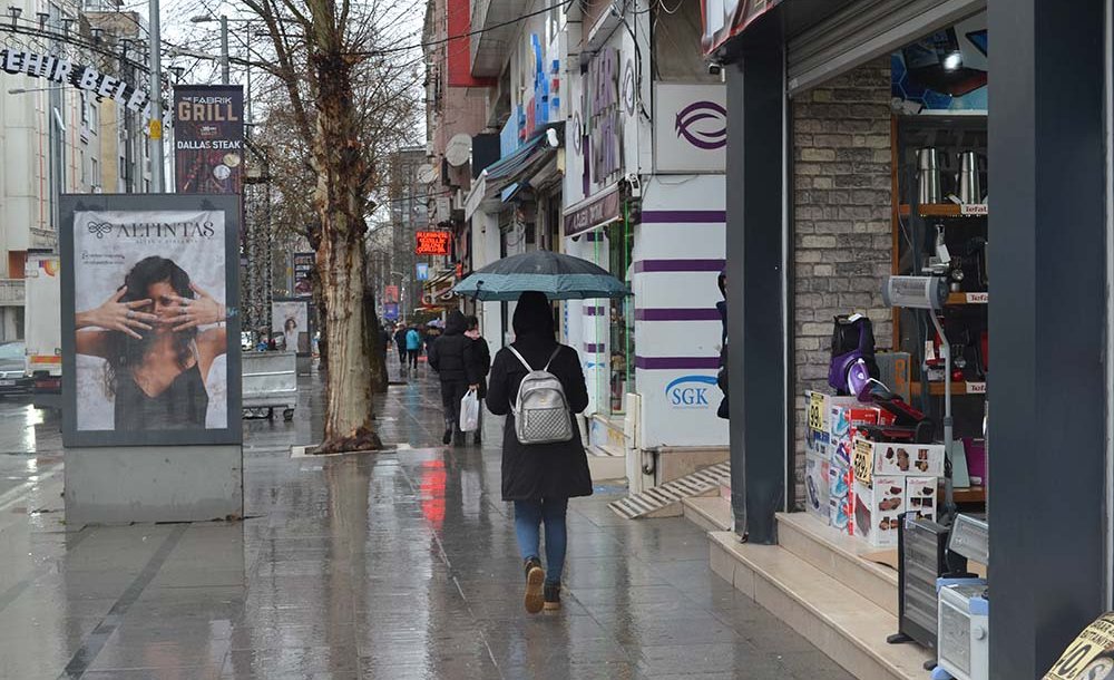 Çorlu'da Soğuk Hava Ve Sağanak Yağış Etkili Oldu 