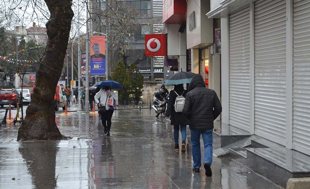 Çorlu'da Soğuk Hava Ve Sağanak Yağış Etkili Oldu 