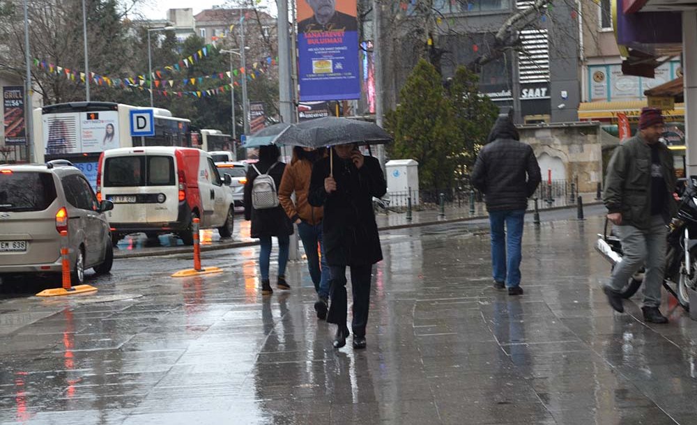 Çorlu'da Soğuk Hava Ve Sağanak Yağış Etkili Oldu 