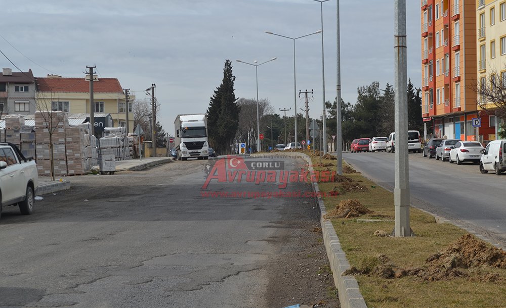 Köstebek Yuvasına Dönen İsmet Paşa Bulvarı'yla Ilgili Sürücüler Sert Tepki Gösterdi:  Büyükşehi̇r Çorlu'ya İlgi̇ Göstermi̇yor!