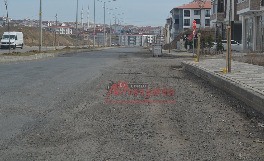 Köstebek Yuvasına Dönen İsmet Paşa Bulvarı'yla Ilgili Sürücüler Sert Tepki Gösterdi:  Büyükşehi̇r Çorlu'ya İlgi̇ Göstermi̇yor!