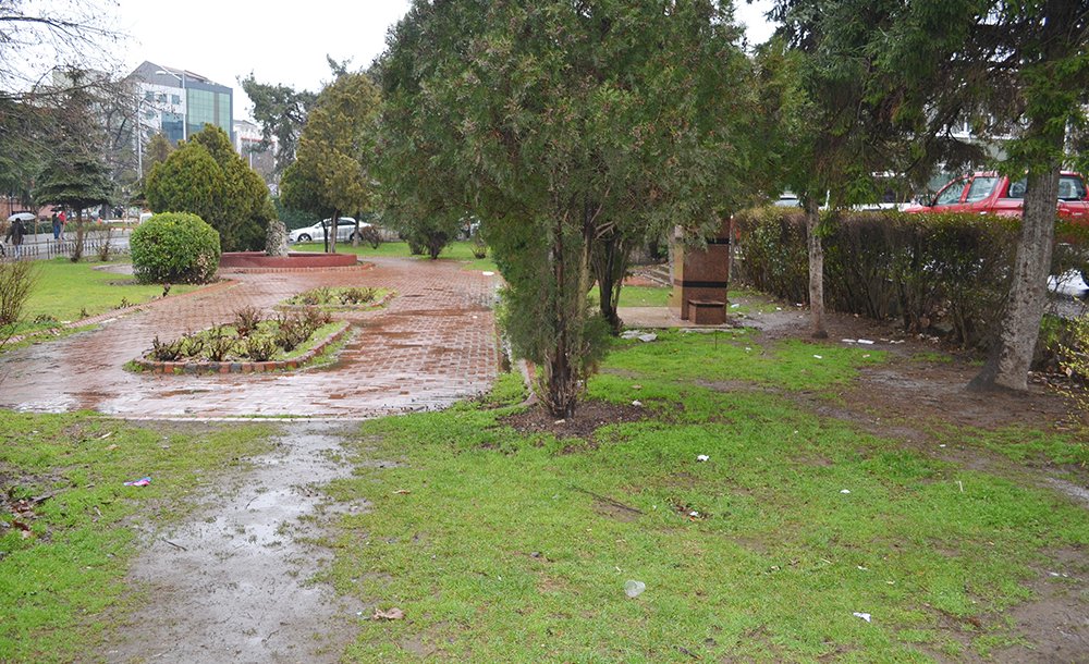 Parkın Pisliği Dikkat Çekiyor 