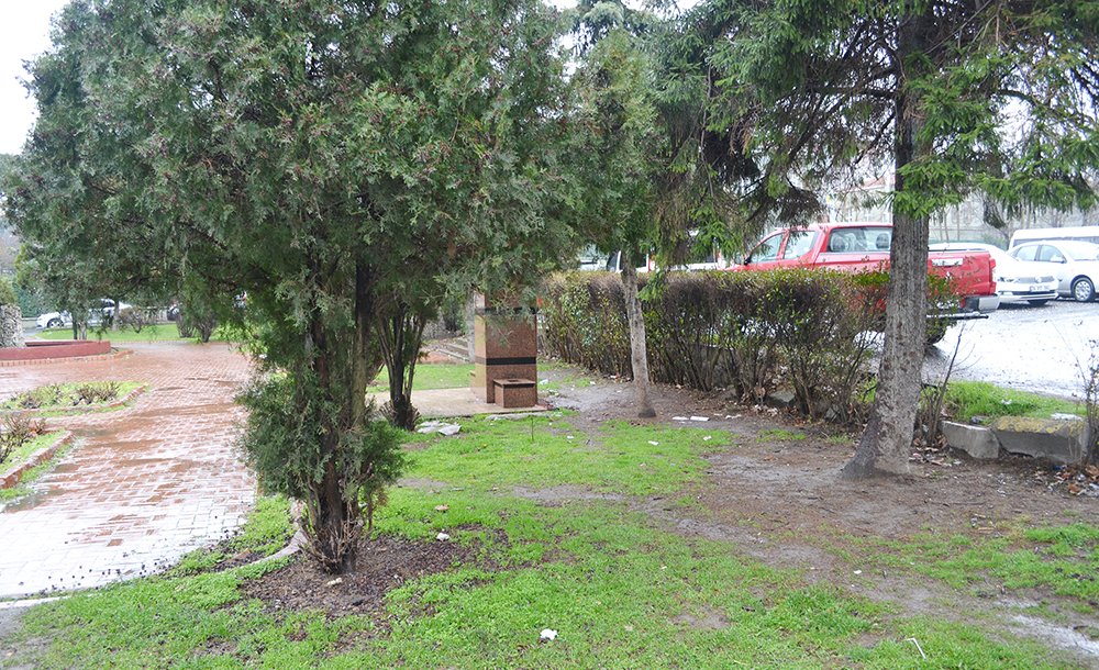 Parkın Pisliği Dikkat Çekiyor 
