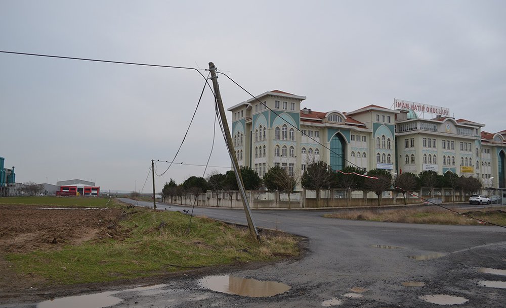 Devrilen Telefon Direği Tehlike Yarattı 