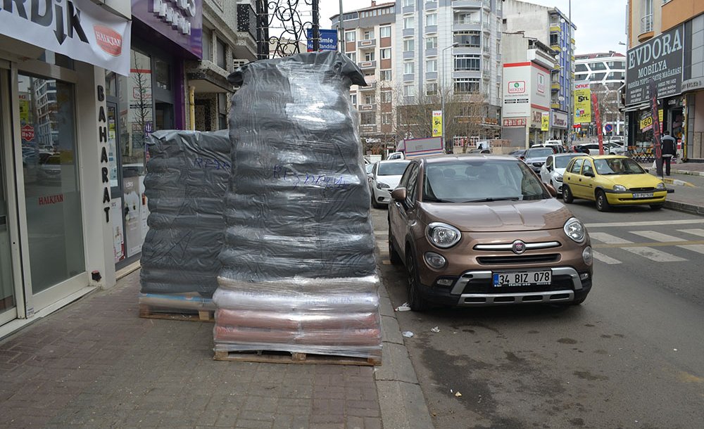 Çorlu'da Kaldırımda Yürümek Mümkün Değil