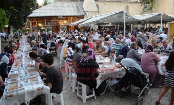 Ak Parti`den  8 Bin Kişilik İftar