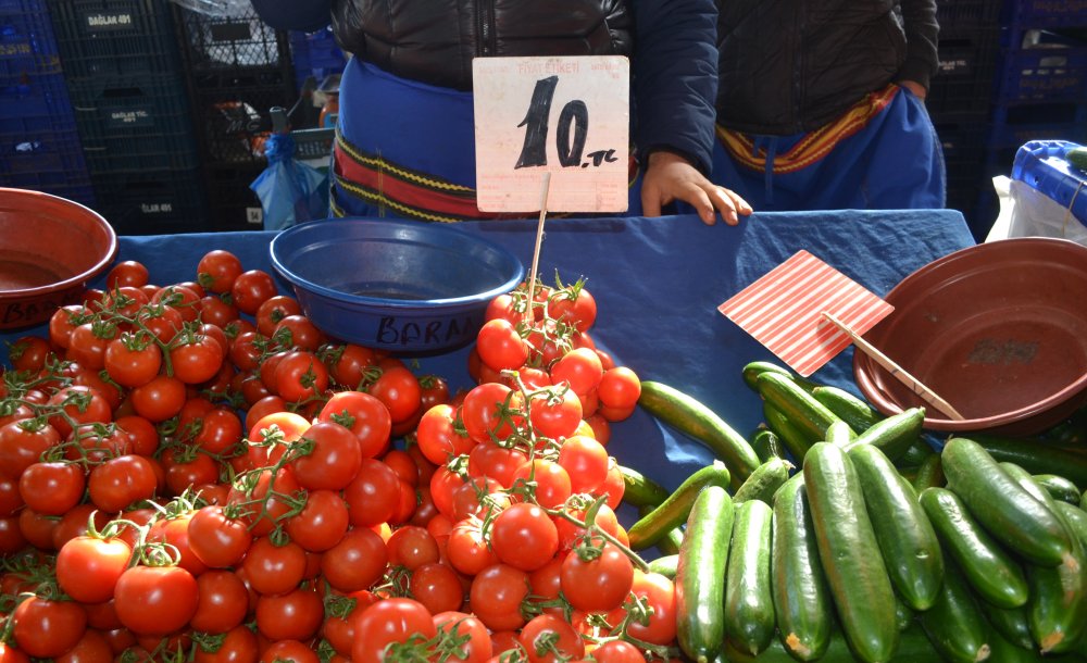 Pazarda Fiyatlar Yarı Yarıya Düştü 