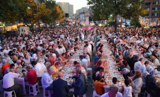 Ak Parti`den 8 Bin Kişilik İftar