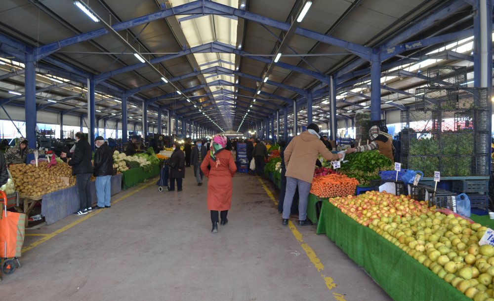 Pazarda Fiyatlar Yarı Yarıya Düştü 