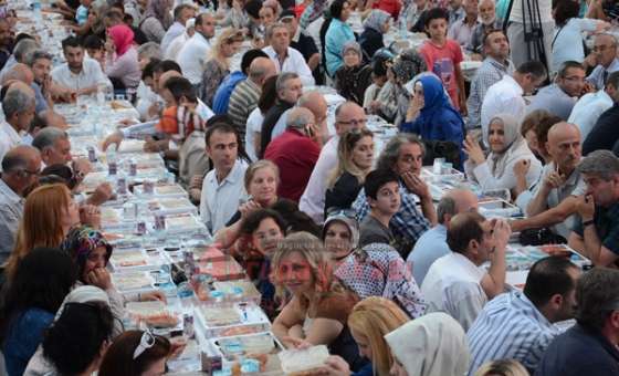 Ak Parti`den  8 Bin Kişilik İftar