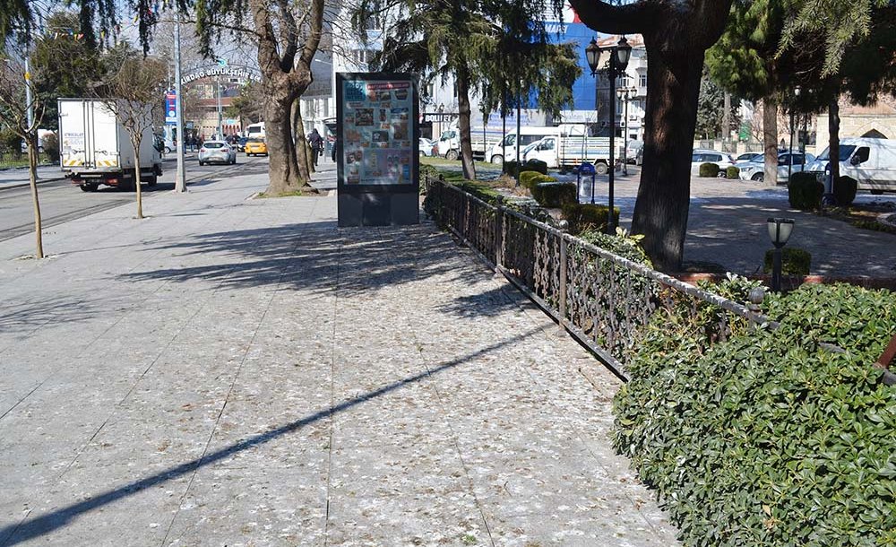 Müzenin Önü Hiç Mi Temizlenmiyor?