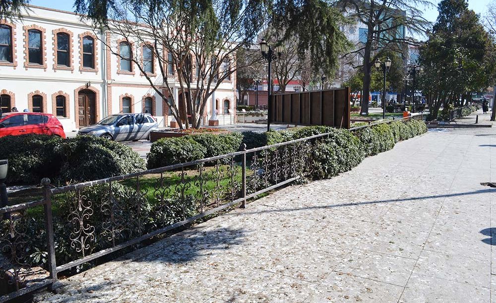 Müzenin Önü Hiç Mi Temizlenmiyor?